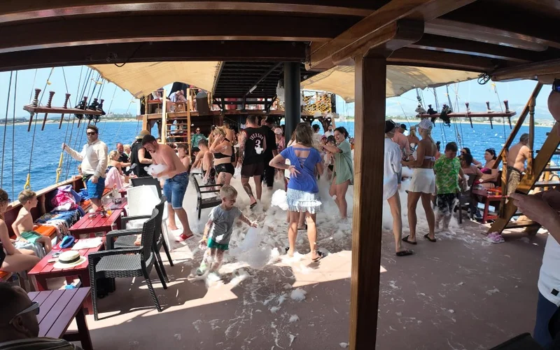 Partyboot in Side: Der ehrliche Guide zur Schaumparty am Tag