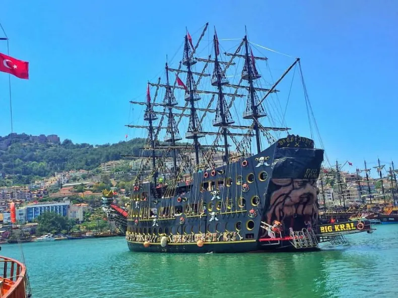 Alanya Pirate Boat Tour: Caves, Coves & a Foam Party at Sea