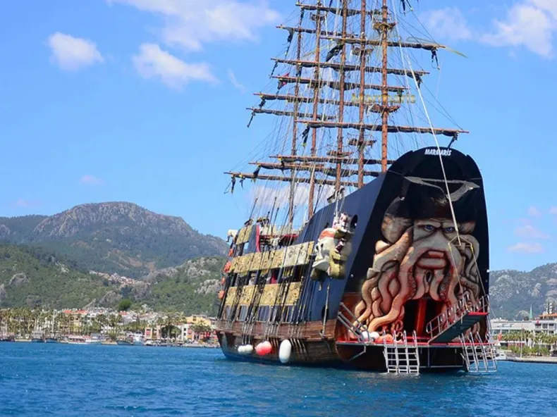 Alanya Pirate Boat Tour: Caves, Coves & a Foam Party at Sea