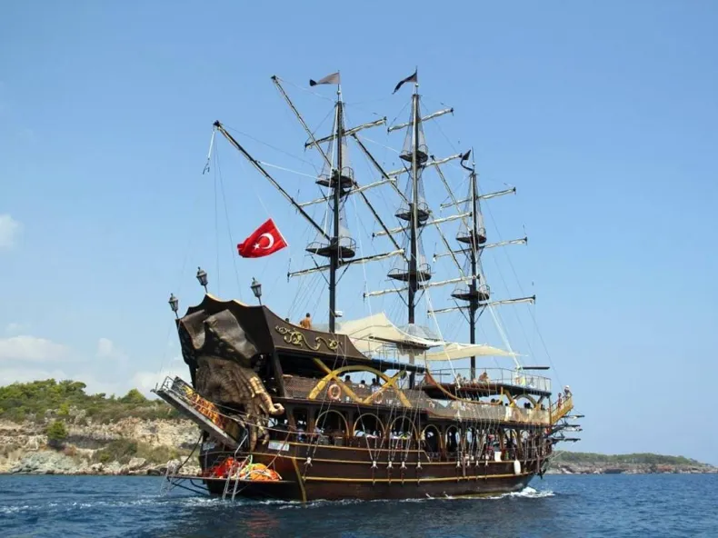 Alanya Pirate Boat Tour: Caves, Coves & a Foam Party at Sea