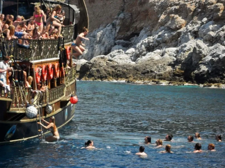 Alanya Pirate Boat Tour: Caves, Coves & a Foam Party at Sea