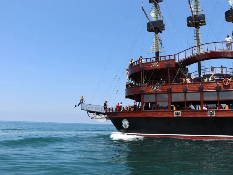 Alanya Pirate Boat Tour: Caves, Coves & a Foam Party at Sea
