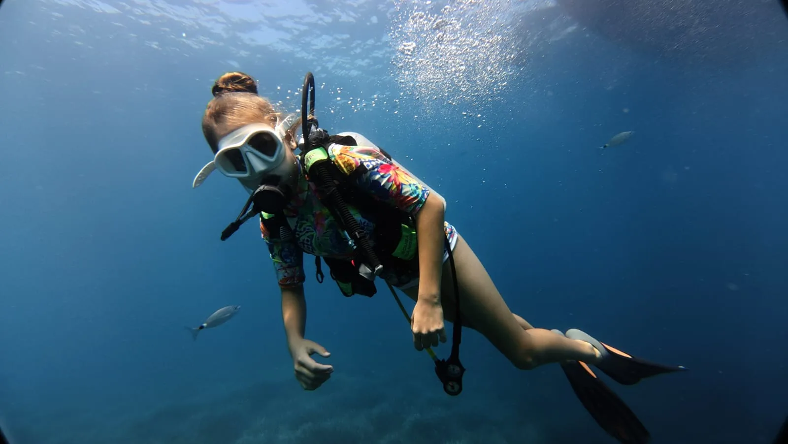 diver swimming open water alanya