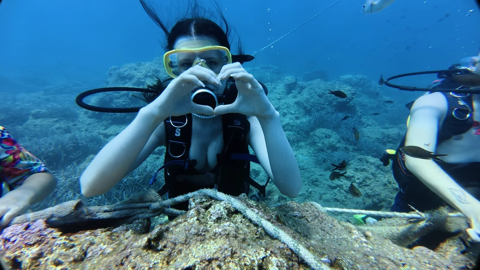 buddy divers behind reef rock kemer