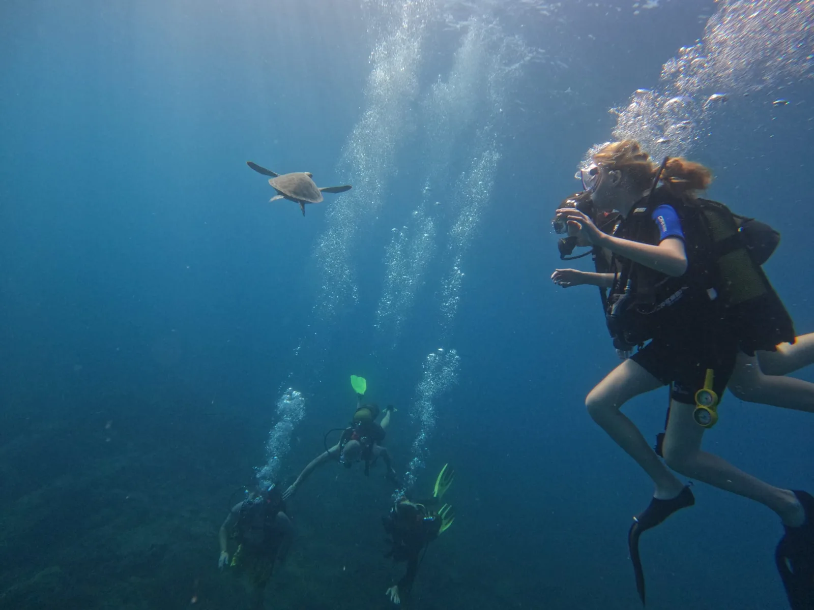 divers descending blue kemer