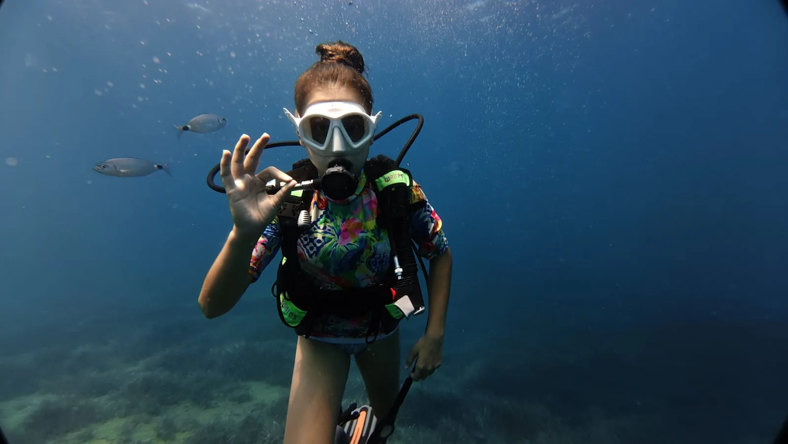 diver ok signal underwater side