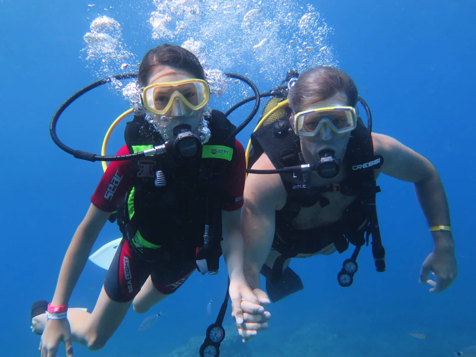 diving couple portrait side 1