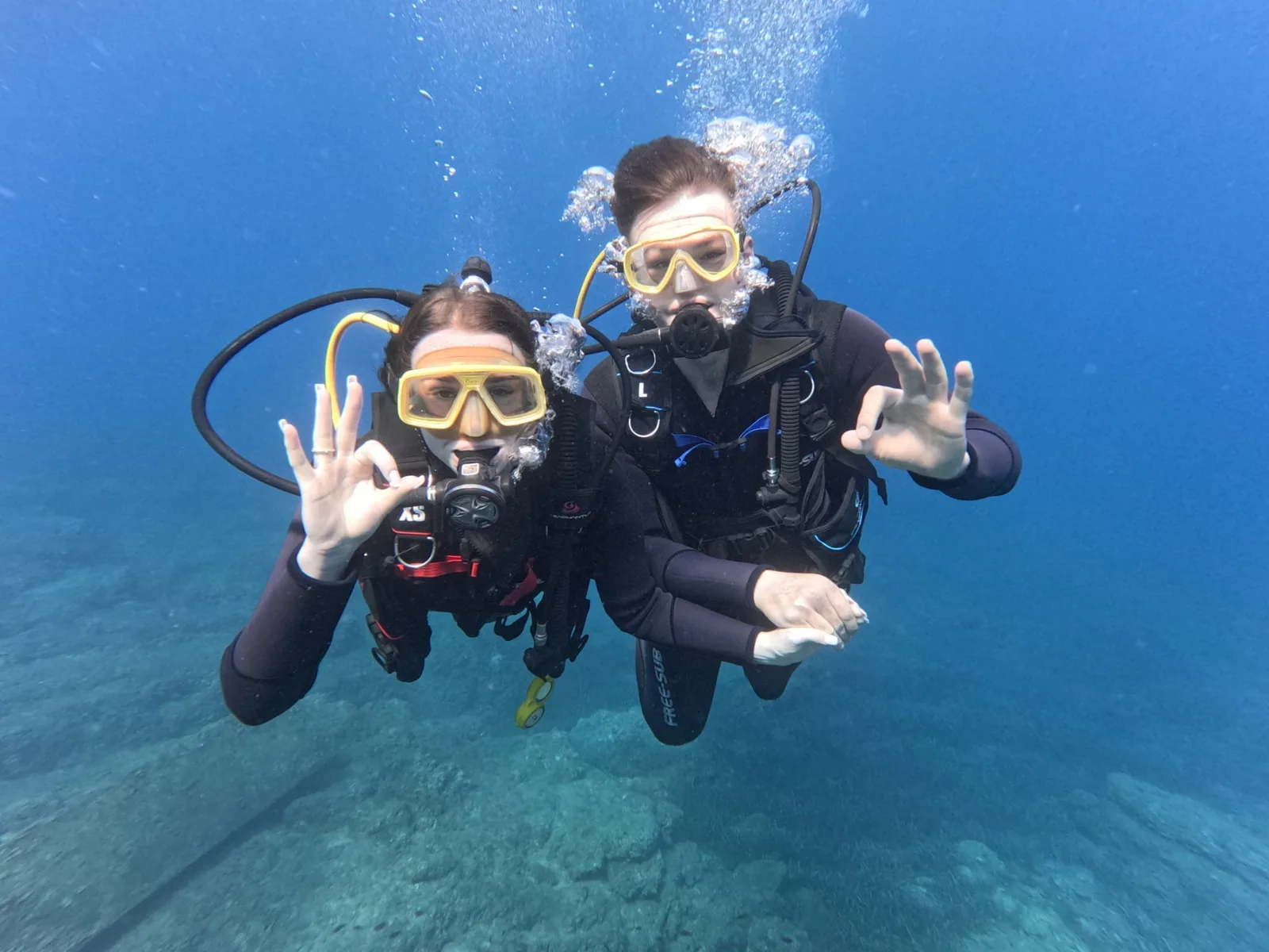 happy couple ok sign diving side