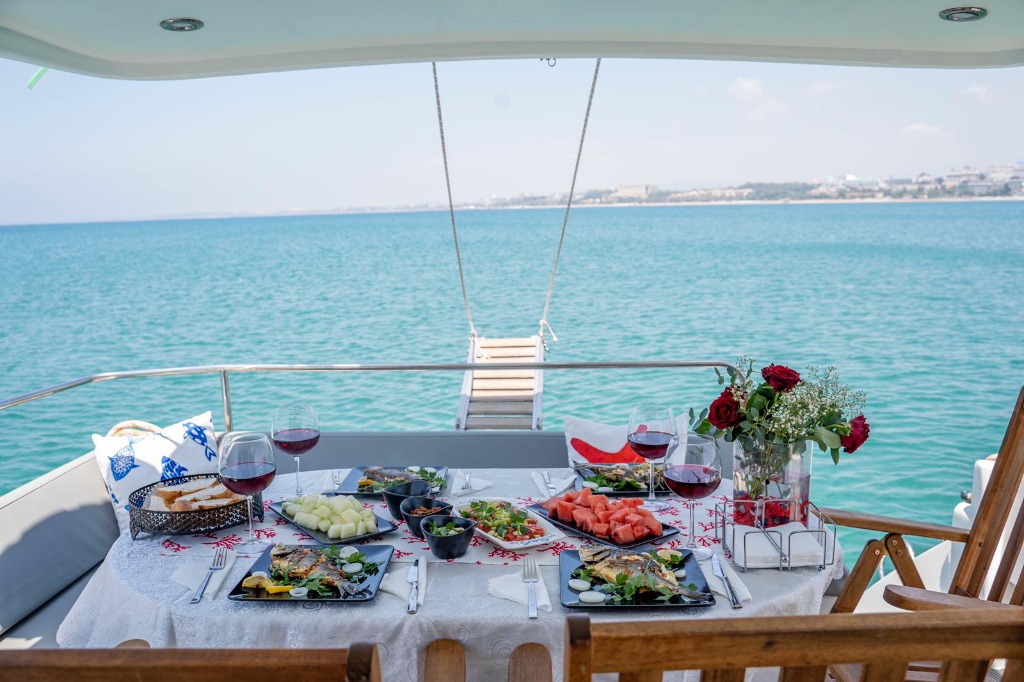 Luxury Motor Yacht — Full Day 4
