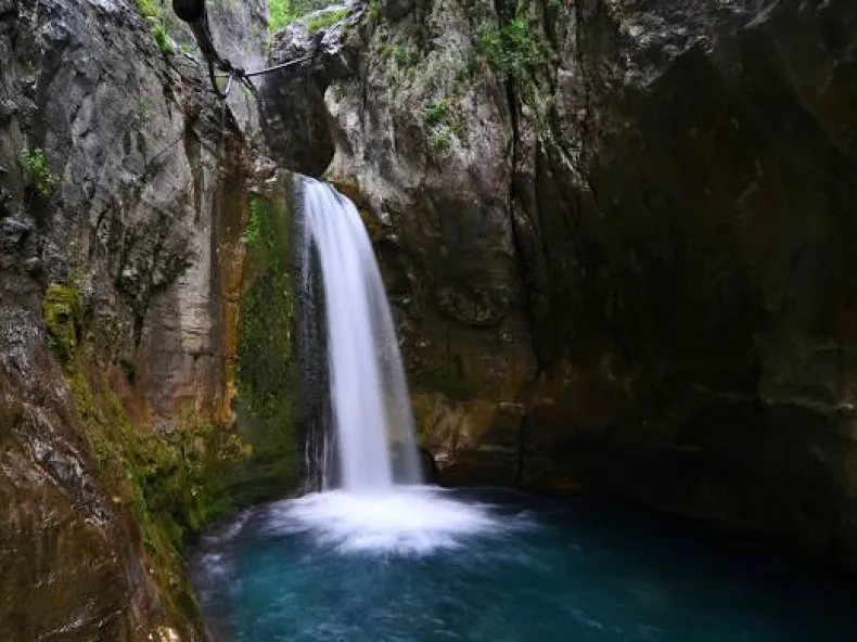 Cascada de la capătul pasarelei din canionul Sapadere, căzând într-un bazin turcoaz