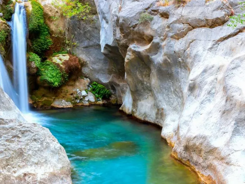 Des parois rocheuses claires au-dessus d'un bassin turquoise, dans le canyon de Sapadere