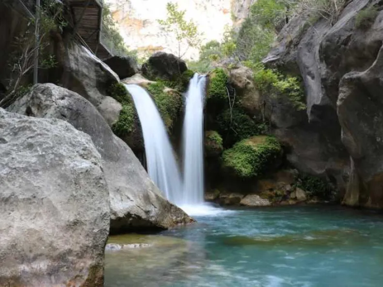 Sapadere'de kanyon havuzuna dökülen ikiz şelale