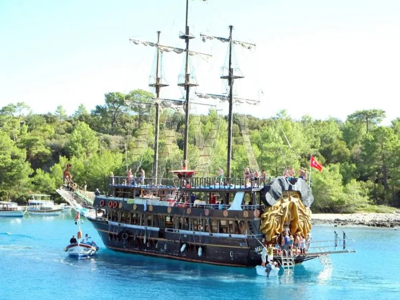 Side Pirate Boat Tour: A Full Day of Kids' Adventure at Sea