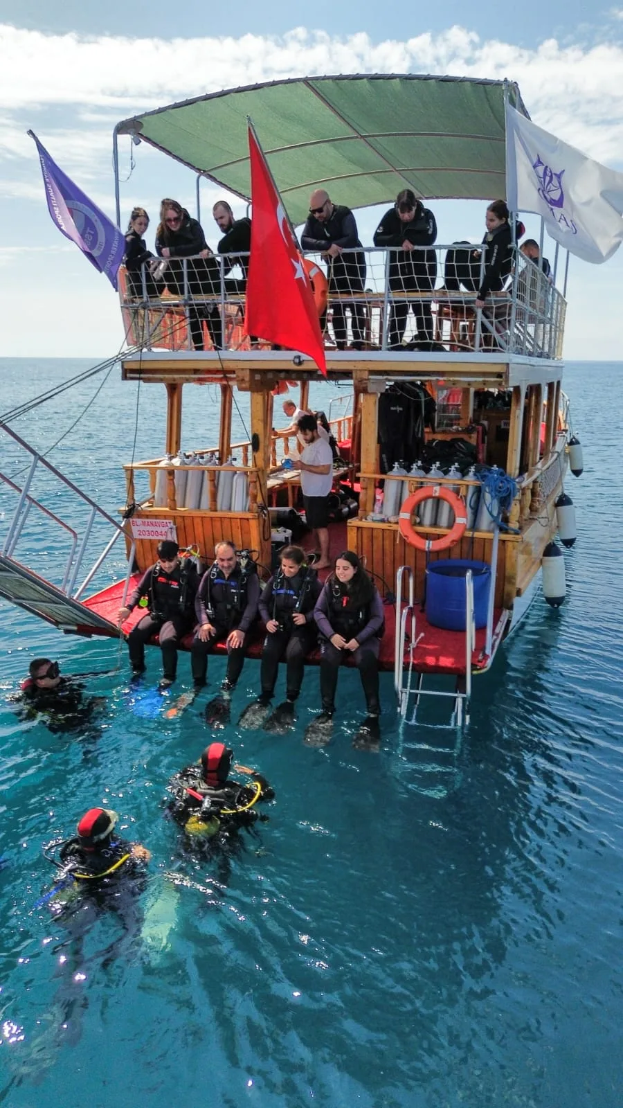 dive boat group platform side