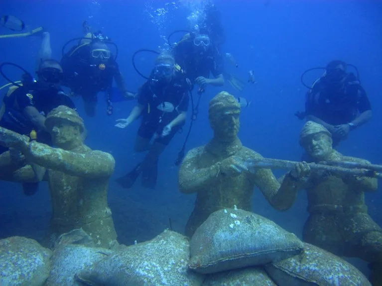divers group soldier statues museum