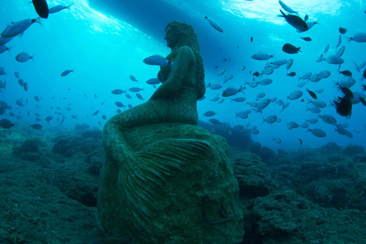 side underwater museum mermaid statue